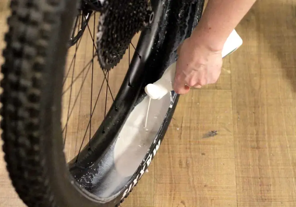Jak łatwo i bez uszkodzeń założyć oponę na felgę rowerową – krok po kroku