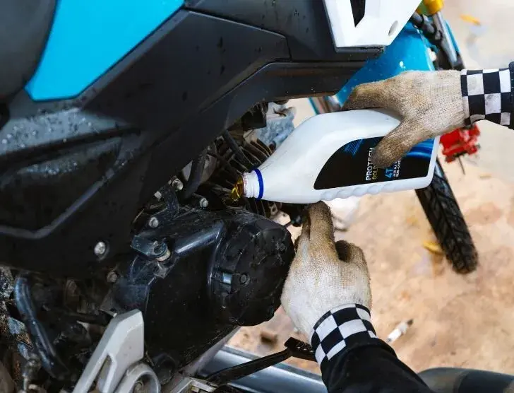 Ile kosztuje wymiana oleju w motocyklu? Sprawdź, co wpływa na cenę