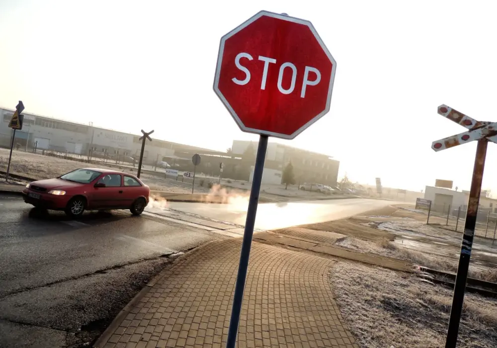 Gdzie się zatrzymać na znaku STOP? Wyjaśniamy!