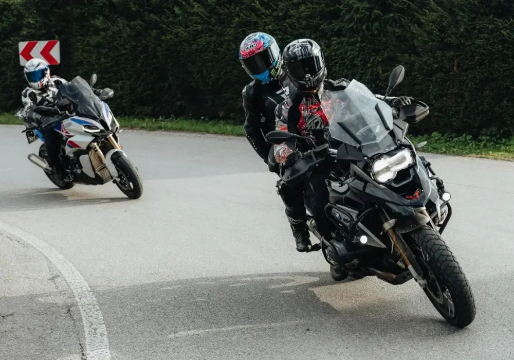 Hamowanie motocyklem: Techniki, błędy i bezpieczeństwo (Poradnik)