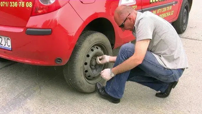 Jak łatwo i bezpiecznie wyjąć koło zapasowe w Renault Clio 4 – krok po kroku