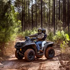 Dwie osoby na quadzie w lesie. Czy trzeba mieć prawo jazdy na quada? To pytanie zadaje sobie wielu miłośników off-roadu.