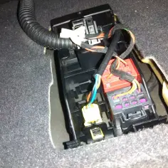 Moduł bluetooth Audi A4 B8 znajduje się pod siedzeniem, w widocznej wiązce przewodów i złączach.