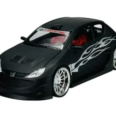 Czarny Peugeot 206 z agresywnym bodykitem, chromowanymi felgami i płomieniami na boku.
