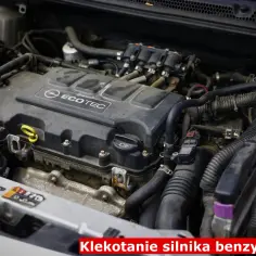 Widok komory silnika Opla z widocznym napisem "ECOTEC". Słychać niepokojące klekotanie silnika benzynowego.