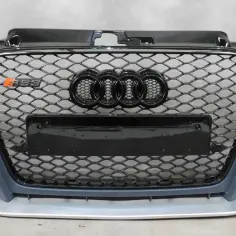 Zderzak Audi A3 8P RS3, sportowy body kit z charakterystycznym grillem i emblematem RS3.