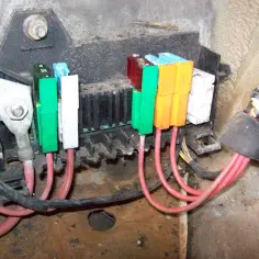 Gdzie jest sterownik centralnego zamka Renault Scenic i jak go znaleźć