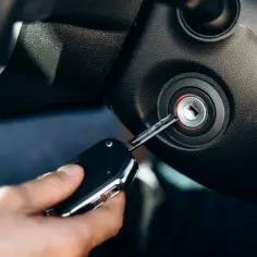 Kluczyk próbuje uruchomić auto, ale stacyjka wygląda na uszkodzoną. Objawy uszkodzonej kostki stacyjki mogą być frustrujące.