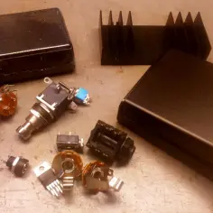 Elementy do budowy schematu wzmacniacza audio 12v: potencjometry, przełączniki, radiatory, obudowy, złącza.