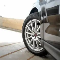 Błyszczące felgi Subaru STI. Zastanawiasz się, ile kosztuje chromowanie felg, by uzyskać taki efekt?