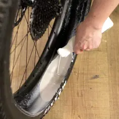 Jak łatwo i bez uszkodzeń założyć oponę na felgę rowerową – krok po kroku