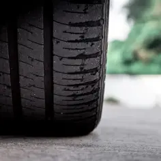 Zużyta opona, której bieżnik ledwo trzyma się asfaltu, wydaje niepokojące buczenie podczas jazdy.