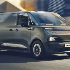 Nowoczesny Renault Trafic w ruchu. Zastanawiasz się, jaki silnik wybrać? Ten elektryczny model oferuje cichą jazdę.
