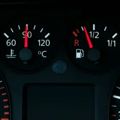 Wskaźnik temperatury silnika pokazuje 90°C. Dowiedz się, jak sprawdzić czujnik temperatury miernikiem, gdy wskazówka jest w tym miejscu.