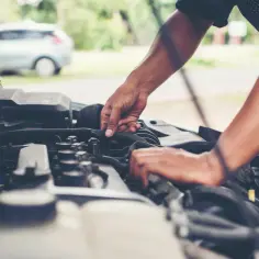 Mechanik sprawdza silnik benzynowy, który ma falujące obroty na zimnym.