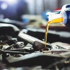 Wlewanie oleju do silnika. Zastanawiasz się, jaki olej do diesla 1.9 TDI? Ten płyn zapewni mu długie życie.
