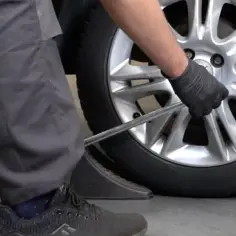 Jak łatwo i bezpiecznie wyjąć koło zapasowe w Opelu Combo – krok po kroku