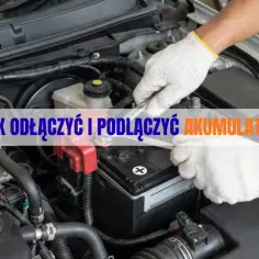 Ręce w białych rękawiczkach odłączają akumulator kluczem. Pokazana jest prawidłowa odłączanie akumulatora kolejność.