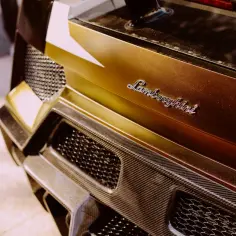 Złote Lamborghini Gallardo, luksusowy samochód sportowy. Zastanawiasz się, ile kosztuje lamborghini gallardo?