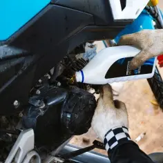 Ile kosztuje wymiana oleju w motocyklu? Sprawdź, co wpływa na cenę