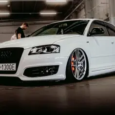 Białe Audi A3 8P z agresywnym pakietem stylistycznym, obniżonym zawieszeniem i felgami BBS. Tuning optyczny robi wrażenie.