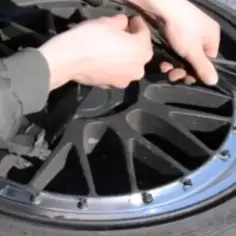 Jak usunąć gumę z felgi - sprawdzone metody bez uszkodzeń