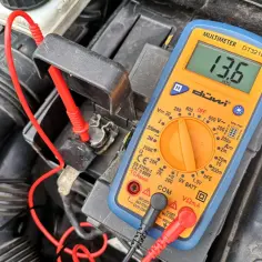 Jaki powinien być prąd ładowania alternatora? Uniknij awarii i zadbaj o auto!