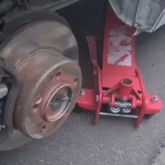 Jak łatwo i bezpiecznie zdjąć koło zapasowe w Renault Master – krok po kroku