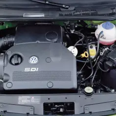 Silnik SDI Volkswagena, gotowy do pracy. Obok akumulator i płyny eksploatacyjne.
