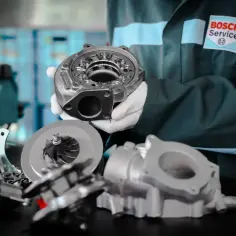 Mechanik w białych rękawiczkach prezentuje turbosprężarkę. Gdyby syczała przy dodawaniu gazu, to znak, że czas na wymianę.