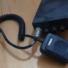 Radiotelefon Uniden PRO 520XL z mikrofonem. Czy to cb radio am czy fm? Ten model obsługuje oba tryby.