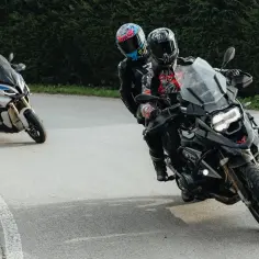 Trzech motocyklistów na zakręcie. Nauka jak hamować motocyklem, by bezpiecznie pokonywać łuki.