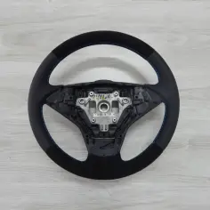 Nowe obszywanie kierownicy BMW E60 z alcantary i skóry, z niebieską nicią.