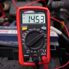 Multimetr pokazuje 14.53V, co oznacza, że alternator ładuje akumulator na postoju.