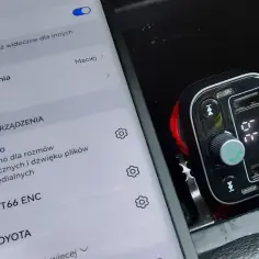 Telefon pokazuje sparowane urządzenia, a obok widać transmiter samochodowy. Tak działa transmiter: łączy się przez Bluetooth, by odtwarzać muzykę.