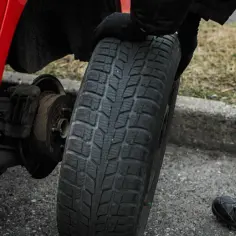 Jak łatwo i bezpiecznie zdjąć koło zapasowe w Iveco Daily – krok po kroku