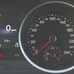 Na desce rozdzielczej widać prędkościomierz i wyświetlacz. Zastanawiasz się, ile pali 1.9 TDI? Ten samochód ma przejechane 12687 km.