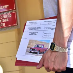Dokumentacja z Biura Stołecznego Konserwatora Zabytków, pokazująca jak zarejestrować motorower na zabytek. Widoczny czerwony Fiat 125p Pick-up.
