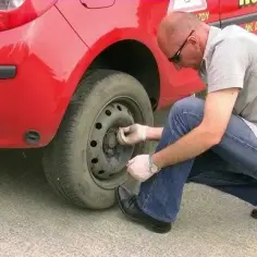 Jak łatwo i bezpiecznie wyjąć koło zapasowe w Renault Clio 4 – krok po kroku
