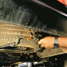 Jak łatwo i bezpiecznie wyjąć koło zapasowe w Renault Trafic – krok po kroku
