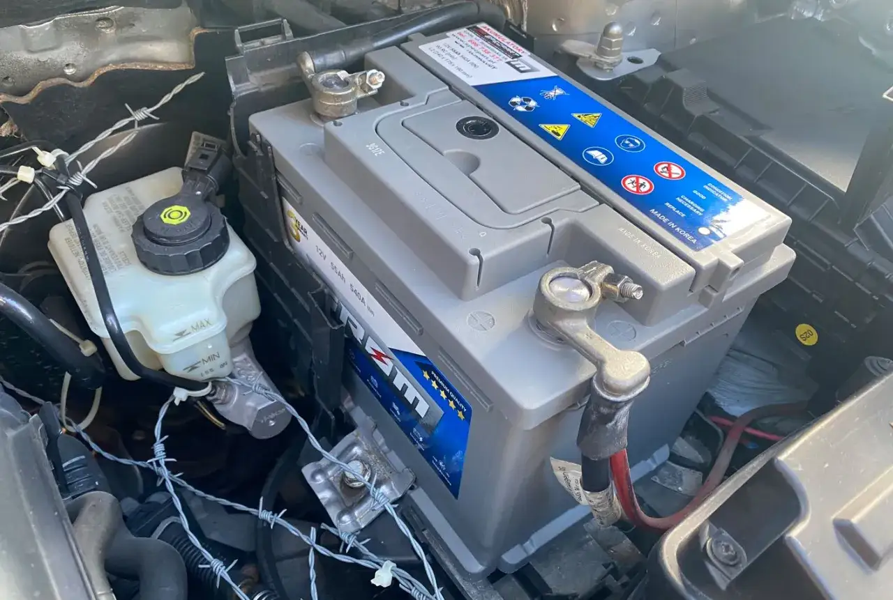 Akumulator 12V 55Ah 540A do 1.9 TDI, Made in Korea. Obok zbiorniczek płynu hamulcowego.
