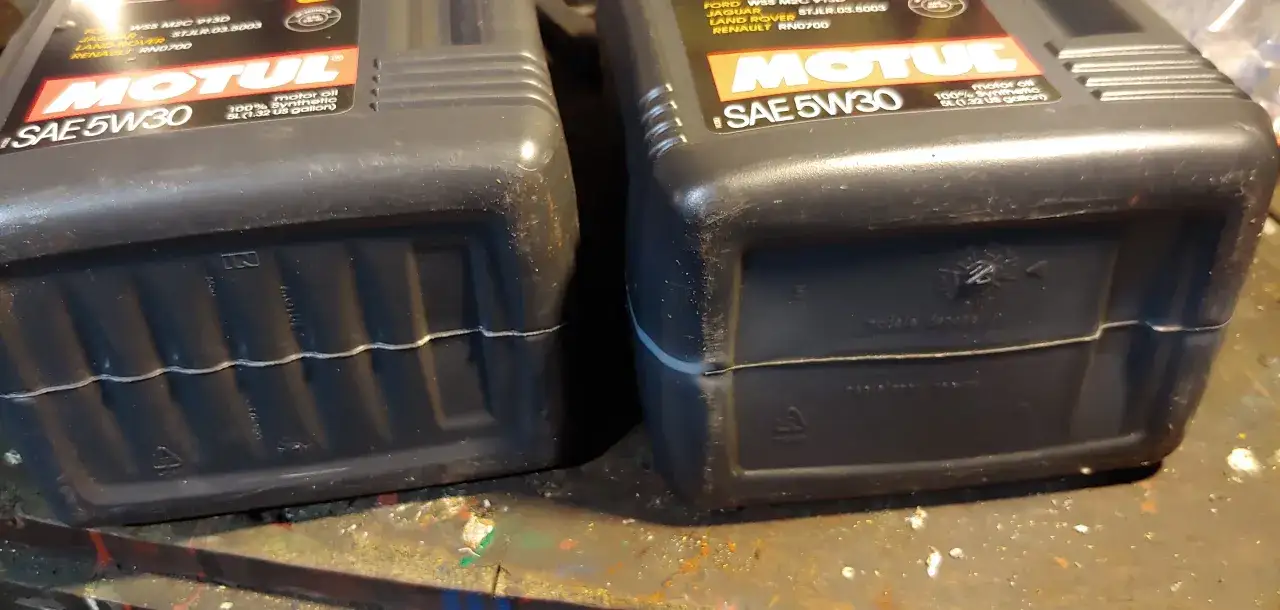 Dwa kanistry oleju silnikowego Motul SAE 5W30. Czy Motul to dobry olej silnikowy? Tak, to popularny wybór dla wielu kierowców.