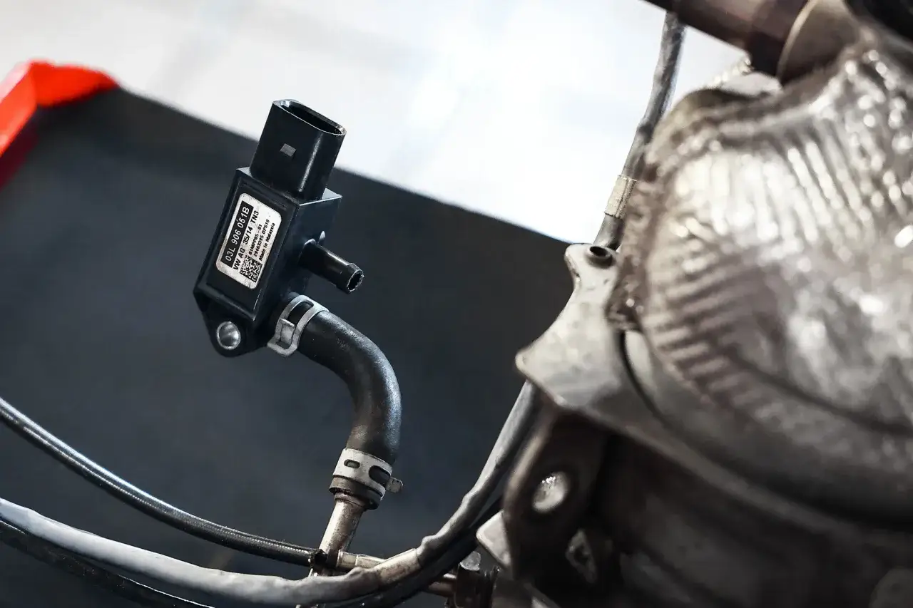 Uszkodzony czujnik różnicy ciśnień DPF objawy mogą być różne. Na zdjęciu widać element układu wydechowego.