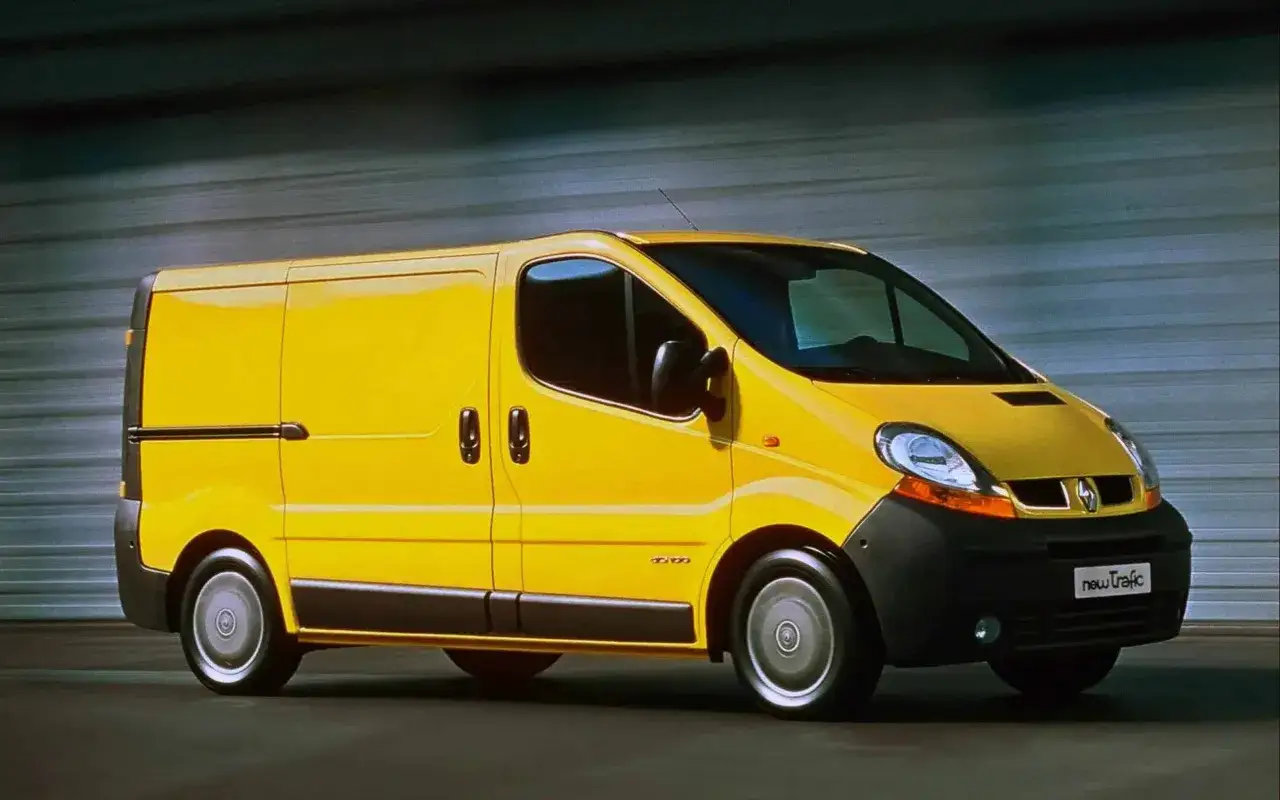 Żółty Renault Trafic, idealny do pracy. Zastanawiasz się, jaki silnik wybrać do swojego nowego Trafica?