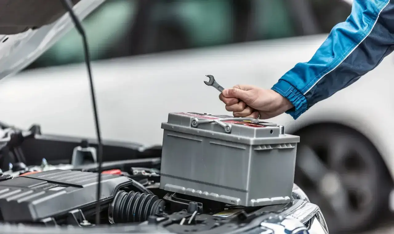 Mechanik dokręca klemy akumulatora. Luźne klemy na akumulatorze objawy mogą być różne, od problemów z rozruchem po gaśnięcie silnika.