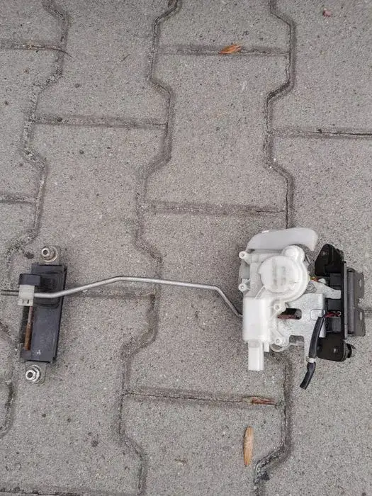 Zdjęcie Gdzie jest sterownik centralnego zamka Mazda 6 i jak go znaleźć?