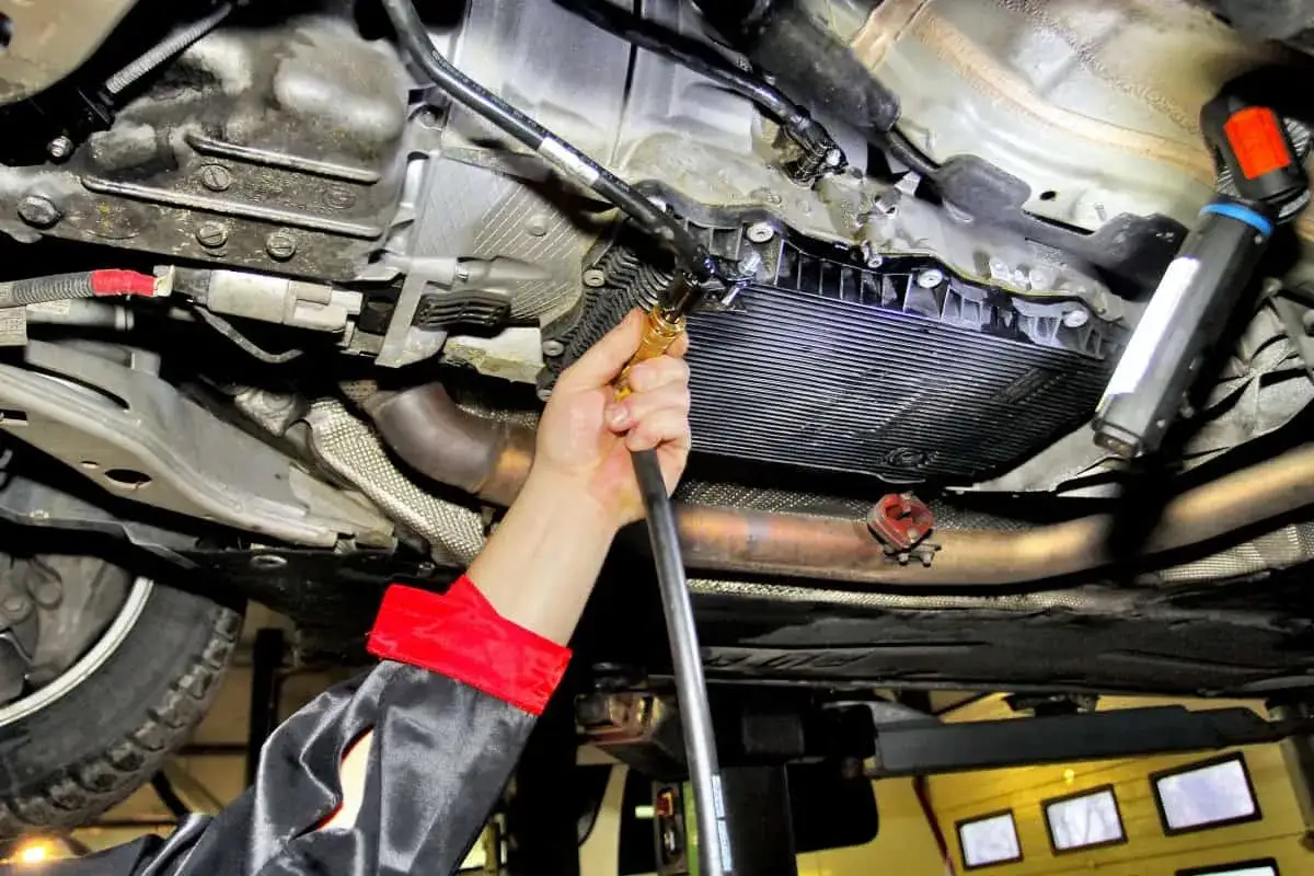 Mechanik wymienia olej w skrzyni automatycznej. Dowiedz się, ile kosztuje dynamiczna wymiana oleju w skrzyni automatycznej.