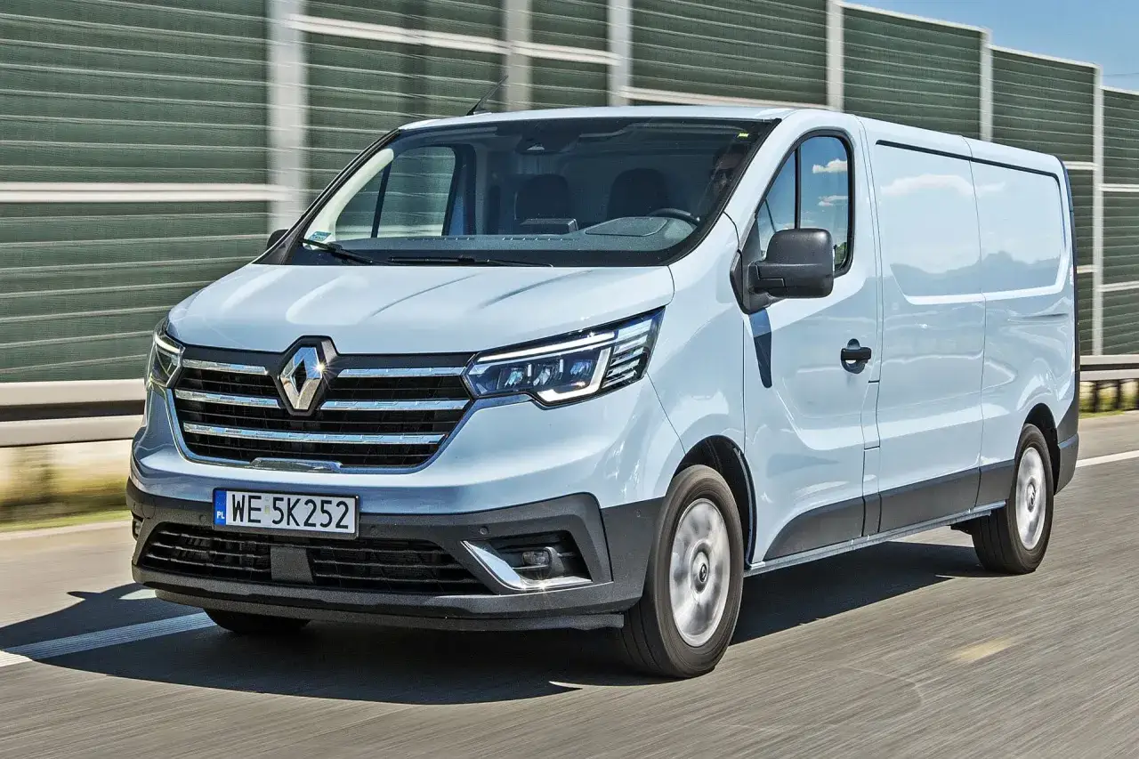 Jasnoniebieski Renault Trafic na drodze. Zastanawiasz się, jaki silnik wybrać do swojego Renault Trafic?