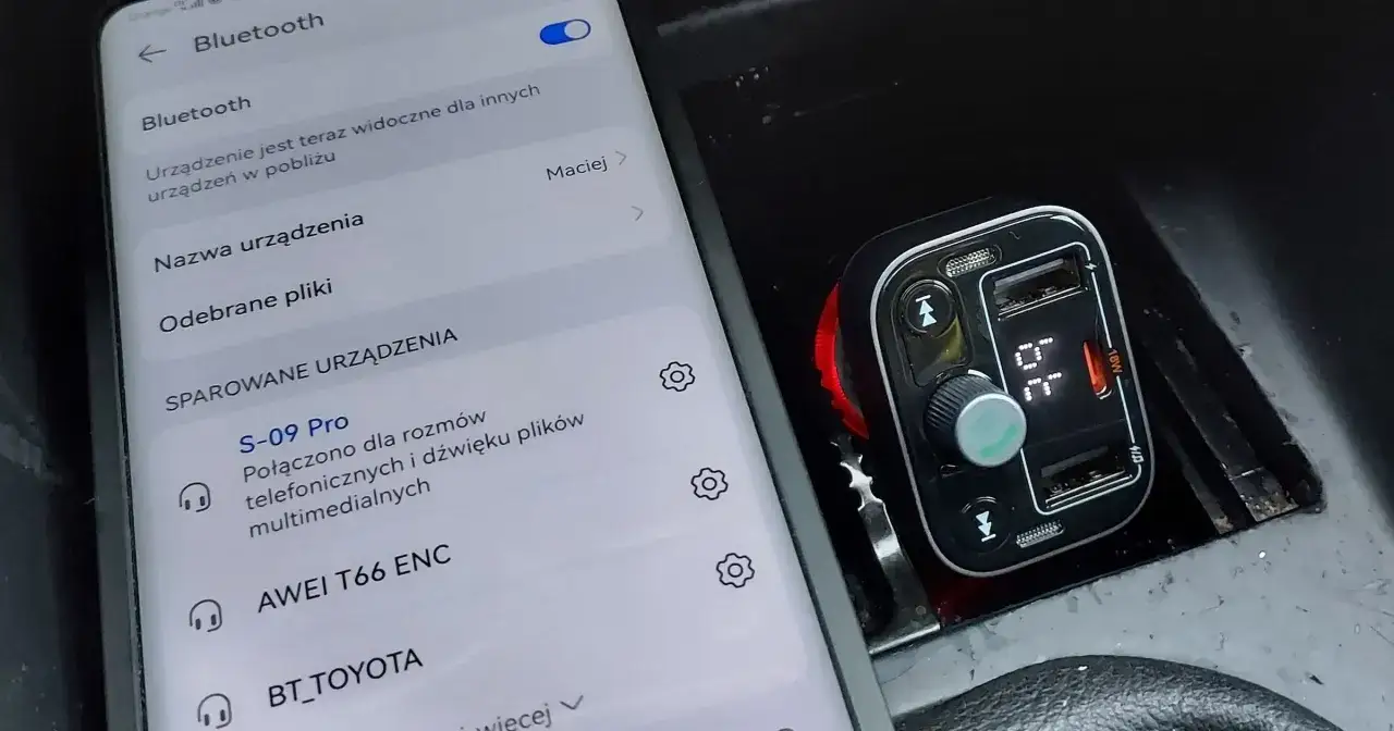 Telefon pokazuje sparowane urządzenia Bluetooth, w tym transmiter S-09 Pro. Tak działa transmiter: łączy się z telefonem, by odtwarzać muzykę w aucie.