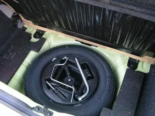 Zdjęcie Gdzie dokładnie jest koło zapasowe w Mini Cooper? Sprawdź lokalizację i uniknij problemów!
